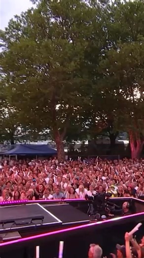 Christin Stark hat mit „Barcelona“ die Starnacht am Wörthersee verzaubert – den ganzen Auftritt könnt ihr euch jetzt nochmal auf YouTube ansehen! 😍🎶 | Schlagerverliebt