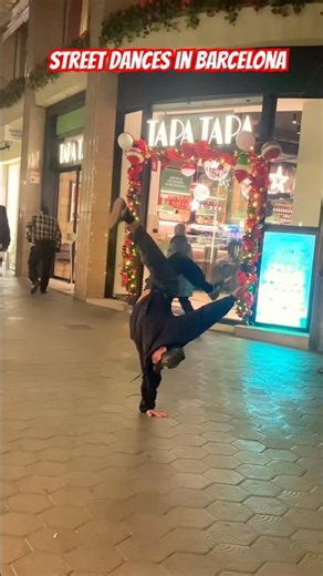 Street dancer in Barcelona #streetdance #dance #bboying #barcelona #spain #beautifulworld #travel