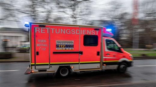 Schwerer Arbeitsunfall: Mann von Gabelstapler überrollt