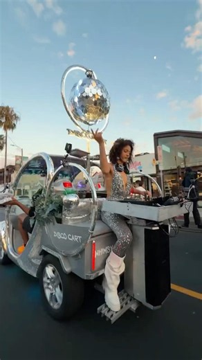 Tuesday nights in Venice hit different with Vibe Ride and Lola St John 🪩🎶🛹