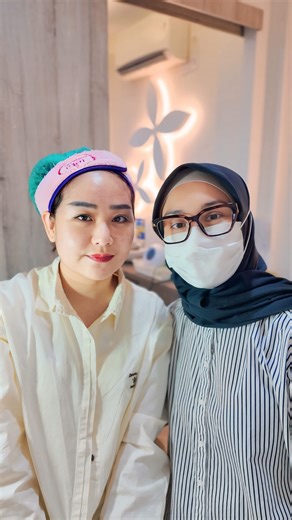 Elizabeth Kusuma • Mom Influencer Surabaya on Instagram: "2026 Waktunya lebih glowing✨ Teta Clinic lagi promo besar-besaran akhir tahun ini. Aku treatment rutin selama 3x berturut-turut: ✨ Lipolysis Injection Aku treatment di area double chin & lengan buat bantu lemak lebih terkontrol dan hasilnya kelihatan lebih slim & defined! ✨ Derma Melano Fokus mencerahkan kulit, bantu samarin bekas jerawat & flek hitam, plus bikin warna kulit jadi lebih rata. Hasilnya double chin makin tegas, flek-flek jug