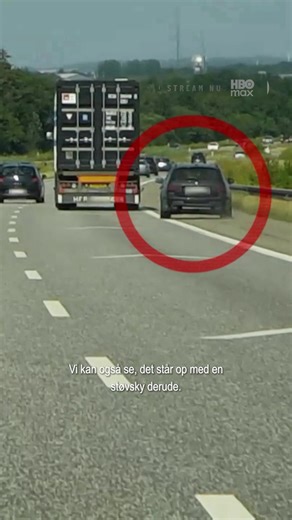 Bilist overhaler indenom i nødsporet med 150 km/t! 😳 Heldigvis får Politiet stoppet og straffet ham 🚔 December = gensyn med de klip, I elskede mest ❤️🎄