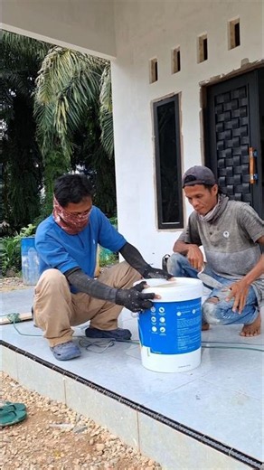 This is how to open the lid of a paint gallon