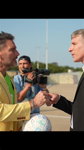 Muchos me preguntan cómo sé cuál es la firma de cada quien … Acá les muestro apenas firma el jugador la grabamos y le hacemos fotos para luego saber de quién es cada una de las firmas #argentina #palermo #bocajuniorsoficial💛💙 #mundial #mundial2026