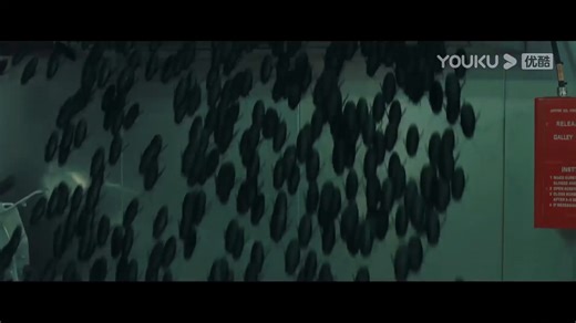 There were cockroach larvae hidden in the cake, and the man who ate it suddenly fell ill and died! 蛋糕里藏着蟑螂幼仔，吃下去的男人突发恶疾倒地身亡！ #蟑潮 #Khepri #优酷电影 #youkumovie | Youku Movie