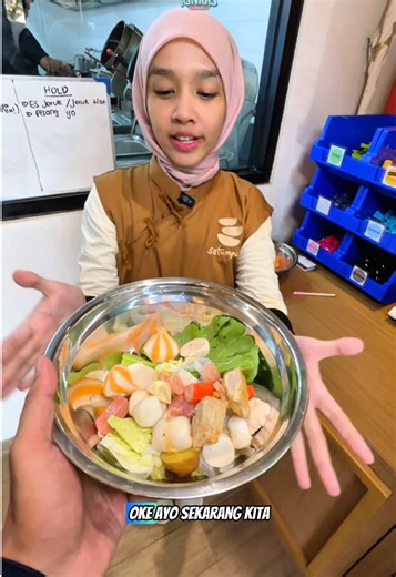 Membalas @pucukkmeraa 🔥SETUMPUK – STIRFRY ALA NUSANTARA DI MALANG! 🔥 ⁣- Tempat makan dengan konsep ambil sendiri sesuai selera. Ambil kondimen sesukamu, pilih bumbu, lalu bayar sesuai berat — 19 ribu / 100 gram. ⁣- Uniknya, semua dimasak pakai robot oseng, jadi rasanya konsisten, matangnya pas, dan tetap fresh setiap porsi. ⁣- 🍳 Menu yang bisa dipilih: \t•\tStirfry custom (bisa nyemek atau kuah) \t•\tMenu ala carte (nasi, mie, snack) \t•\tDessert & minuman dingin maupun hangat ⁣- 📍 Lokasinya