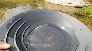 clip-3446474973-gold-panning-pan-prospecting-mineral-exploration-hand