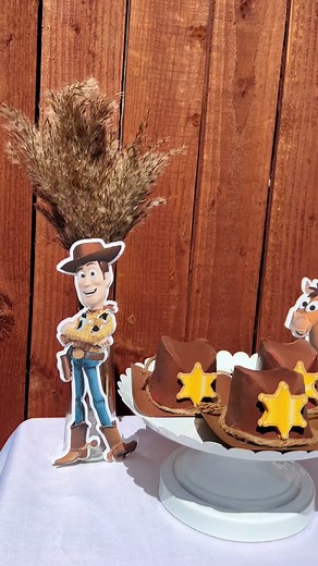 Heres how to make a western hat feom pringles. #diypartyfavors #cricutprojects #Chipbags #craftturorial #diycenterpieces #partydecor #toystory #toystorytheme #westernparty #designspace #cowboyparty #crafttok #partyideas #tipsandtricks