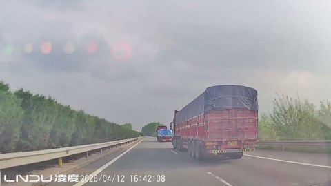 Truck tire explosion causes highway collision in Hunan, China