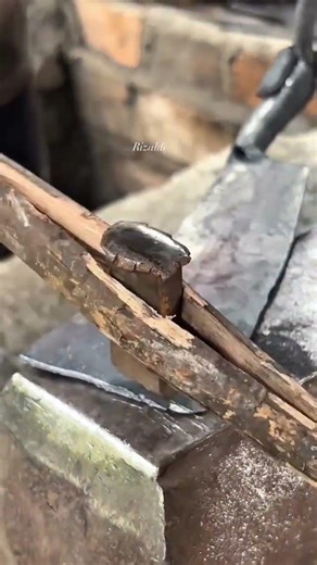 manually cutting the tip of blade using hammer