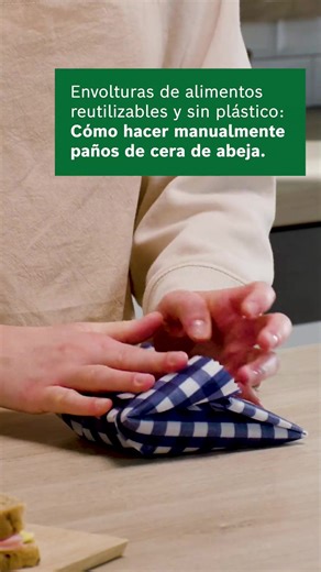 Adiós, adiós al aluminio y al papel de plástico, envolvemos nuestra comida con paños de cera de abejas 🐝 Protege tu comida, es bueno para el medio ambiente y fácil de hacer por ti mismo. Necesitas: • Gránulos de cera de abeja natural • Tela de algodón • Cepillo • Papel pergamino Paso 1: corta la tela al tamaño deseado y espolvorea los gránulos de cera sobre la tela. Paso 2: Coloca la bandeja para hornear en el horno durante unos 4-8 minutos a 100°C/200°F. Paso 3: Espera hasta que los gránulos s