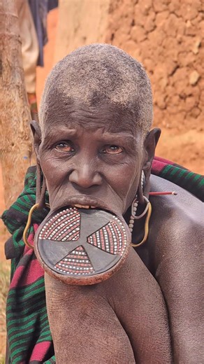 Mursi Tribe woman with her lips plate Lower Omo Valley Ethiopia 🇪🇹 ‎#inspairtinofafrica #TravelReels #Wanderlust #TravelGoals #TravelReelVibs #SeeTheWorldWithMe #ReelTravel #VacationGoals #TravelDiaries #HiddenGems #OffTheBeatenPath #LocalAdventures #facebookreelsviral #visitethiopia #OmoValley #africa #ethiopianculture #backpackingomovalleyethiopia #mursitribes #tribe ‎ | Backpacking omo valley Ethiopia