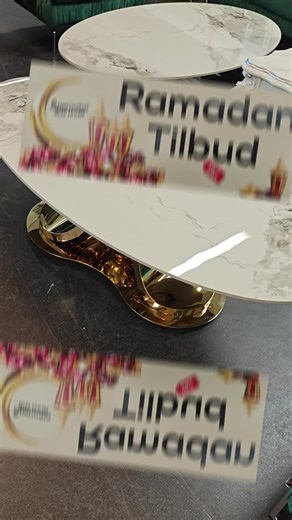 ✨🌙 CHOK RAMADAN TILBUD! 🌙✨ Leder du efter et elegant og moderne sofabord, der kan give din stue et luksuriøst look? 😍 Så se dette smukke bord! 🛋️ Eksklusivt sofabord med flot marmorlignende bordplade og en unik guldfarvet base, som virkelig skaber blikfang i hjemmet. Perfekt til både moderne og stilfulde indretninger. Dette sofabord er ikke kun praktisk – det er også et designmøbel, der løfter hele stuen og giver din stue et eksklusivt udtryk. ✨ 📏 Mål: • Højde: 40 cm • Bredde: 70 cm • Længd