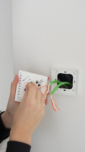 Mit Tree ist es fast zu leicht! 💚 Einfach Tree Kabel legen, mit dem Touch verbinden und fertig ist die smarte Installation. #Loxone #Control | LOXONE