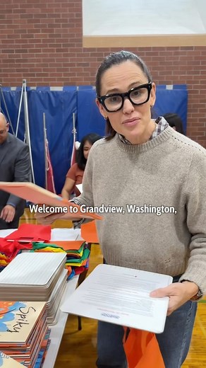 Jennifer Garner on Instagram: "@onceuponafarm + @savethechildren = 10/10 Happy ME! 殺 . Read more about our #AMillionMeals partnership at the link in bio."