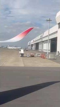 各社の格納庫を見ながらタキシングするJALのA359 (JAL508,CTS-HND,A350-900,JA11XJ)