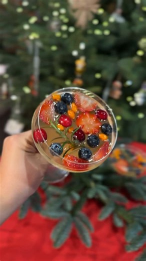 ВСЕ ВИРОСТЕ Тетяна і Віталій / Виноробство / Сад / Рецепти on Instagram: "Желе «для дорослих» на основі ігристого вина Інгредієнти на 2 порції: 375г ігристого(це пів пляшки) 10г желатину 30-40г води 60г цукру але тут можна робити на свій смак Ягідки і розмарин Приготування👇🏻 10г желатину, заливаємо окропом 30-40г. Залишаємо на 5 хвилин. В кастрюльку додаємо цукор 60г, розтоплений желатин і 85г ігристого. НЕ КИПЯТИМО, ціль розчинити цинком і желатин. Охолоджуємо до кімнатної температури. В окру