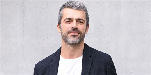 Ma possiamo parlare della bellezza di Luca Argentero da adolescente? La sua foto da giovane è pazzesca