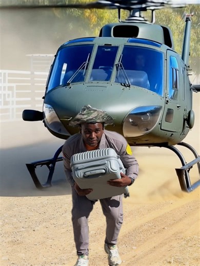 🎄🎅Llega en un helicóptero militar a visitar su hija por año nuevo🚁🪅 🎄🎅Arrives in a military helicopter to visit his daughter for New Year's🚁🪅 #usa #helicopter #military #newyear #christmas