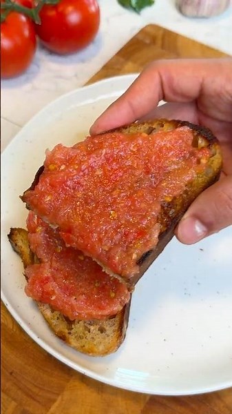 Spanish Tomato Bread (Pan con Tomate) 🍅 #shorts