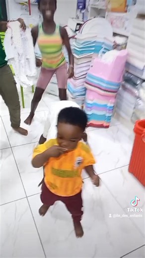 Demain dimanche nos différentes boutiques seront ouvertes Angré huitième tranche sur la nouvelle voie bitumée qui mène au château non loin du lycée moderne de cocody angré Angré marché cocovico Contact 0709474733 Contact 0708861931 Livraison et expédition possible partout à vos frais | L'île des enfants | Facebook