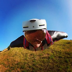 Volando a 240 km/h: La Historia de la Mujer más Rápida en el Salto Base
