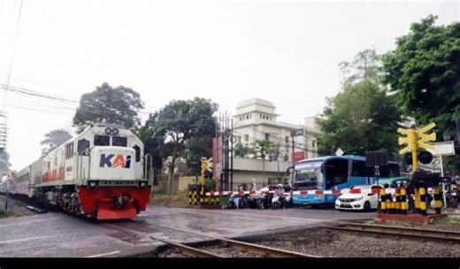 Ingat! Selain Berbahaya, Terobos Palang Pintu Kereta Bisa Dipidana 3 Bulan Penjara