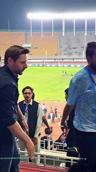 Shahid Afridi fight with fan viral video