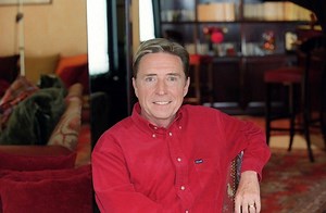 15K views · 180 reactions | Pascal Sevran nous a quittés le 9 mai 2008, nous lui rendons hommage  | Télé Loisirs | Facebook