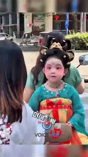 ট্রাফিক সিগন্যালে ছোট্ট মেয়ের এই কাজ আপনার মন ছুঁয়ে যাবে! ❤️ | VoiceHubBD #voicehubbd #shorts