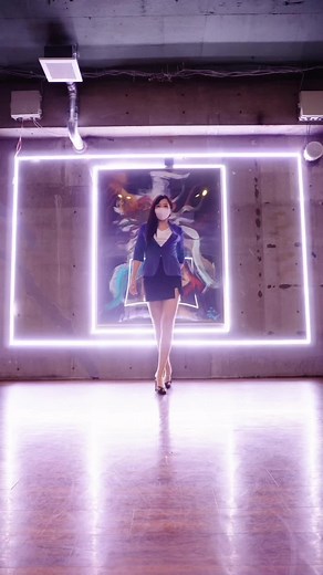 真夜中のドアで踊るスーツ女子の魅力