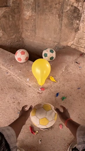 new Parker 😍gaddhe mein football 🎈😘aur balloon fod diye #parkour #football #running #ytshorts