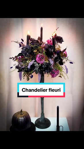 Création d'un chandelier floral pour Halloween 🎃🎃🎃🎃🎃🎃🎃🎃🎃 Composé de dahlias, de roses mauves envoûtantes et de feuillage sombre, il tisse une atmosphère mystérieuse et enchanteresse... #creationflorale #chandelierfleuri #fleurs #flowers #halloween #fleuriste #florist