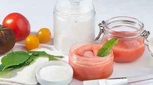 How to Make a Tomato and Sugar Facial Scrub