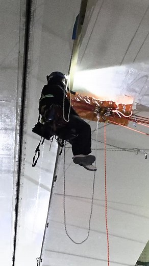 ロープ高所点検 橋梁点検 Bridge Inspection . [ロープアクセス技術SORAT] 近接目視・直接観察の切り札 ロープアクセス技術【SORAT】をご紹介! 【世界に誇るロープアクセス技術】 【SORAT】 高所への移動に最適な手法が足場を使わないロープアクセスというロープを用いて移動する技術です。 その中でも、当社 (株)きぃすとんが 開発し用いる【SORAT】は 3次元の移動が 可能な業界随一の技術です。 創業以来35年間無事故の安全実績あり、 安全・迅速な作業を実現する、 世界に誇るロープアクセス技術です。 当社は現場への確かなアクセス方法と、 高品質な点検・試験の技術で、確実に点検試験を実施しています。 インフラ点検ことなら、ロープアクセス調査専門会社の「株式会社きぃすとん」にお任せ下さい! Bridge Inspection 橋梁点検 [SORAT Rope Access Technology] The Ultimate Solution for Close Visual Inspection and Direct Observation: Rope Acces