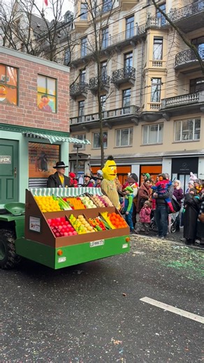 Heii ♡ Ich bin Martina on Instagram: "Wenn die Sesamstraße an die Fasnacht geht… Wer, wie, was – wieso, weshalb, warum? Weil Konfetti einfach IMMER geht! 🎉 #Fasnacht2026 #fasnachtluzern #Kindheitsvibes #schönstejahreszeit #luzern"