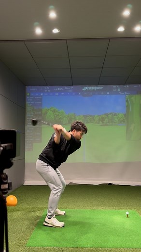 Katsunari Kono on Instagram: "スロー映像 スイングは流れがとても大切です。 動きとは流れ次第で、 次の動作が決まるといっても過言ではないです。 ということは上げ始めからの流れを引き継いで、 切り返し以降が発生する事となります。 一度動き出せばなかなか動きを変えられません。 切り返し以降の理想系があれば、 その動きにマッチした上げ方をすれば 結果的に切り返しの流れが変わり、 動きとして表れるはずです。"