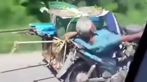 683K views · 10K shares | Le preste mi moto a mi papa porque mi mama lo mando a tirar la basura!.. cual piensas que deveria de ser el titulo de este video? Subete a mi Moto o subete bien Moto? hechenle ganas paisanos! | El Show De Piolin | Facebook