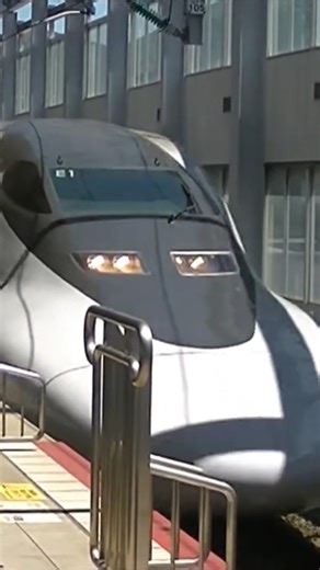 小倉駅を出発する700系レールスター