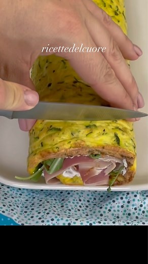 ROTOLO DI FRITTATA FARCITO 🤩 idea facile veloce e sfiziosa, potete sostituire il cotto con il salume che preferire 😎Ingredienti per 4 persone: • 5 uova • 2 zucchine lunghe • 30 g di parmigiano o grana • sale q.b. • 150 g di formaggio fresco spalmabile o stracchino • 20 g di rucola • 120 g di prosciutto cotto in fette sottili Preparazione: Per prima cosa lavate e asciugate le zucchine, eliminate le estremità e grattugiatele, quindi strizzatele bene. Sbattete le uova con il sale e il formaggio g