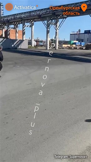 Дроны атаковали очередной НПЗ: теперь и в Оренбургской области Воздушной атаке подвергся один из ведущих нефтеперерабатывающих заводов России «Орскнефтеоргсинтез», находящийся более чем в 1 300 км от Украины. Об угрозе беспилотников сообщал глава Орска (Оренбургская область) Артём Воробьёв в своём Телеграм-канале. Аэропорт Оренбурга временно закрыт. Очевидцы атаки размещают в социальных сетях видео, на которых дрон-камикадзе поражает территорию предприятия, вызывая взрыв. Предприятие производит 