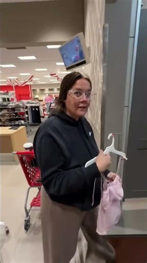 She think she's an EXTRA SMALL 😅