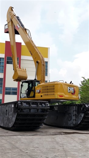 Our first Chinese video is here! Watch how we turned a standard #CAT350NGH into an amphibious monster! This CAT350NGH packs a 20 meter EIK Long Reach, 1.1 m³ bucket, and an AM450 amphibious undercarriage ready to take on rivers, ports, and wetlands. From flood control to land reclamation, it simply goes where standard excavators can’t 🔥 希望大家喜欢我们的中文版介绍视频！ | EIK Engineering