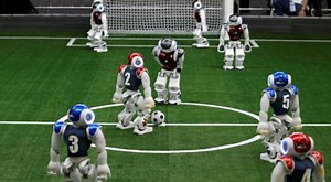 Robot futbolcular, insan rakiplerine karşı mücadeleye hazırlanıyor