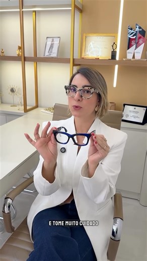 Óticas Diniz Prime Augusta | Visagistas Ópticos on Instagram: "Transmitir credibilidade e força não é por acaso é estratégia de imagem. 👉 Linhas retas, armações mais estruturadas e hastes mais espessas passam firmeza, liderança e posicionamento. Mas atenção: a cor também influencia (e muito!) na mensagem que você comunica. É por isso que a consultoria de visagismo óptico existe: para alinhar sua essência com o óculos ideal aquele que comunica quem você é (ou deseja projetar) antes mesmo da pri