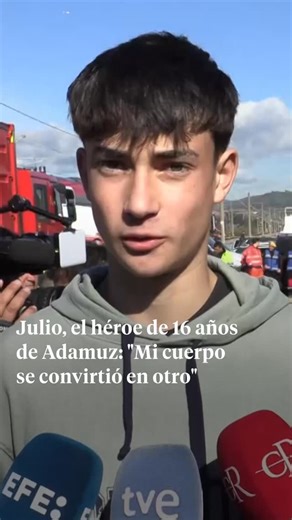 La Vanguardia on Instagram: "🗣️Julio Rodríguez, de solo 16 años, es uno de los muchos jóvenes de Adamuz que, desde el primer momento, no dudaron en ayudar a las víctimas del trágico accidente ferroviario del domingo, que ya deja al menos 42 fallecidos. Sin pensarlo dos veces, salió a la calle y se puso a disposición de las autoridades para auxiliar en lo que él mismo define como una “masacre”. Hoy, su gesto ha recibido el reconocimiento personal de los reyes Felipe VI y la reina Letizia.