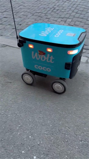 【フィンランド】Woltの、まさかの自動配達ロボット？ #shorts
