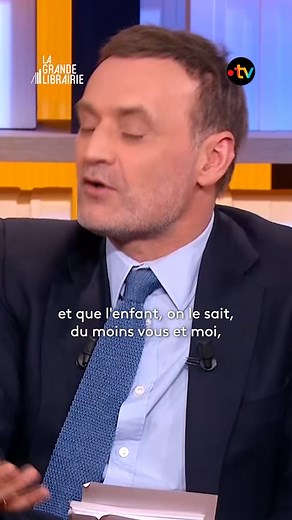 🗣️"C'est un livre sur les mots qui ne sont pas prononcés." 📚Avec "Vous parler de mon fils" (Editions Julliard), le romancier et scénariste Philippe Besson raconte comment un père, rongé par la culpabilité, tente de comprendre ce qui a mené son fils au suicide. 📺(Re)voir en intégralité sur France tv : https://bit.ly/3AN3fG2 | La Grande Librairie