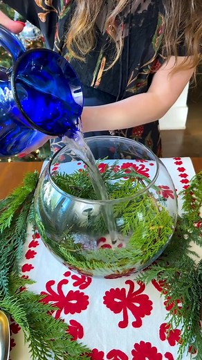 4K views · 17 reactions | Easy Christmas Centerpiece ✨ #centerpiece #christmasparty #floraldesign #christmasdecorations | Homemaking Tips | Facebook