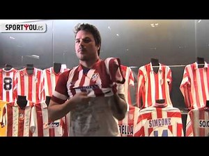 Dani Martín visita el Vicente Calderón y se pone la camiseta del Atleti